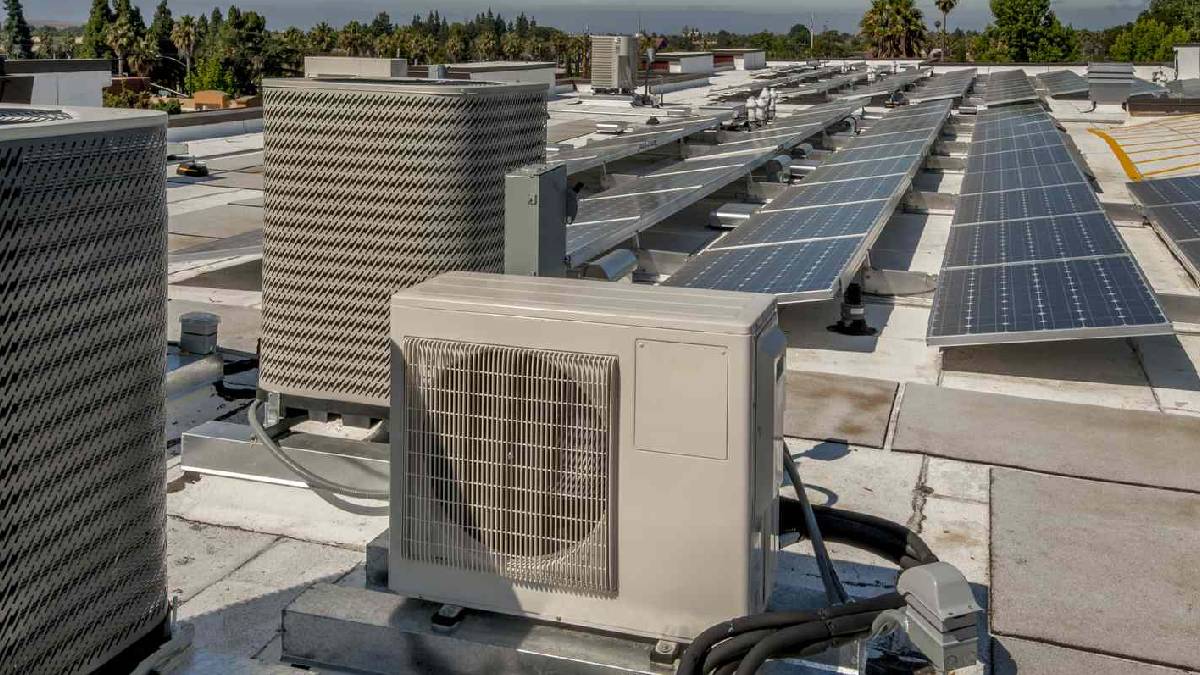Can I run a 1.5-ton AC on solar without batteries?